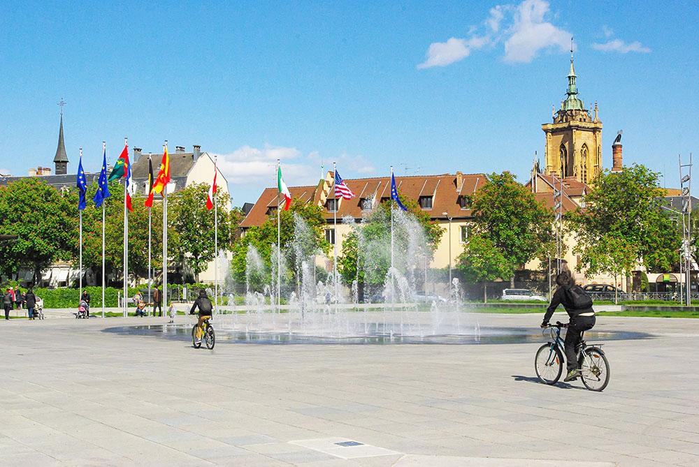 Cycling in Colmar © French Moments