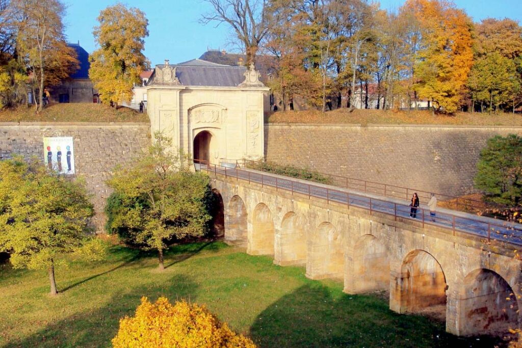 Porte de France in Longwy © Initsogan - licence [CC BY-SA 3.0] from Wikimedia Commons