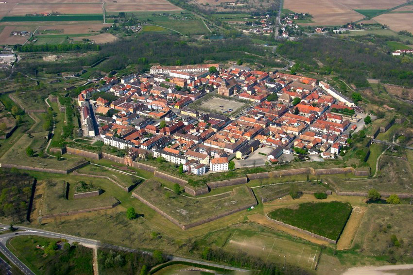 Neuf-Brisach vue du ciel © Luftfahrer - licence [CC BY-SA 3.0] from Wikimedia Commons