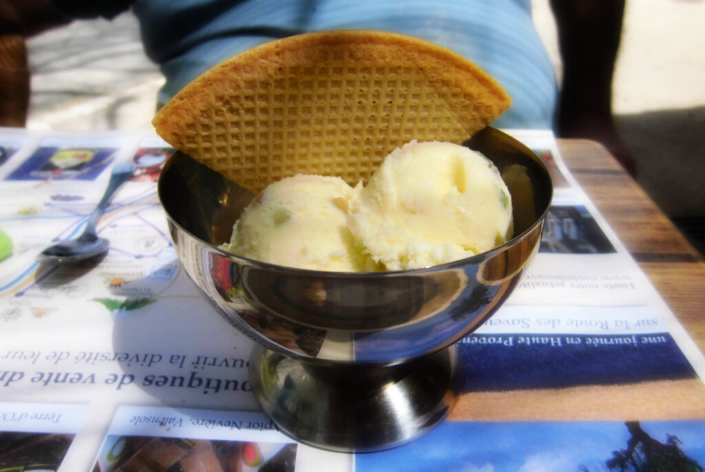 Glace Plombières © Marianne Casamance – licence [CC BY-SA 3.0] from Wikimedia Commons