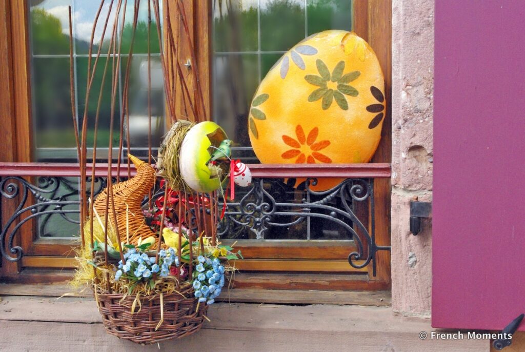 Easter decorations in Bergheim, Alsace © French Moments