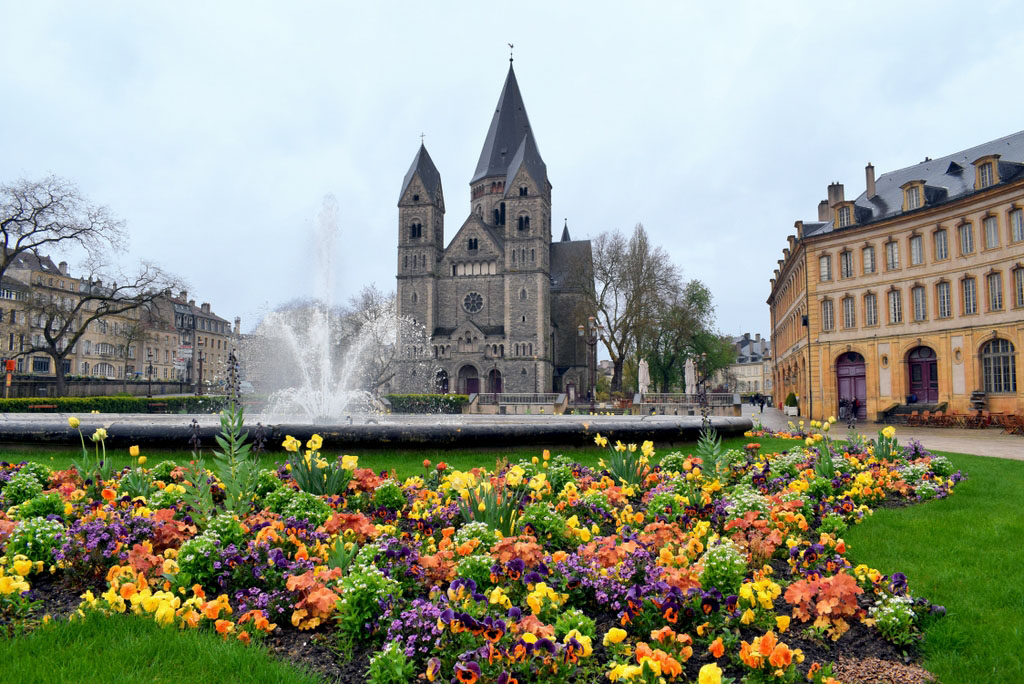 Place de la Comédie and Temple Neuf © French Moments
