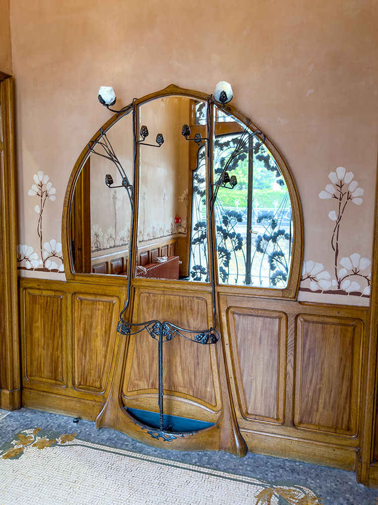 Mirror and umbrella rack in the vestibule © French Moments