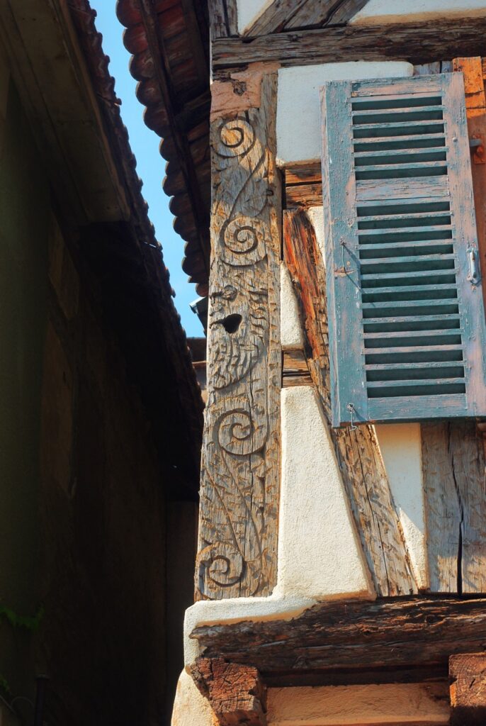 Carved corner post in Zellenberg